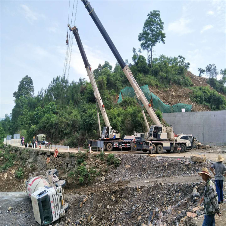东山县汽车掉沟里叫吊车救援要多少钱